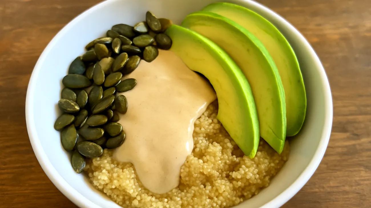 Amaranth-Tahini-Bowl mit gerösteten Kürbiskernen und Avocado"