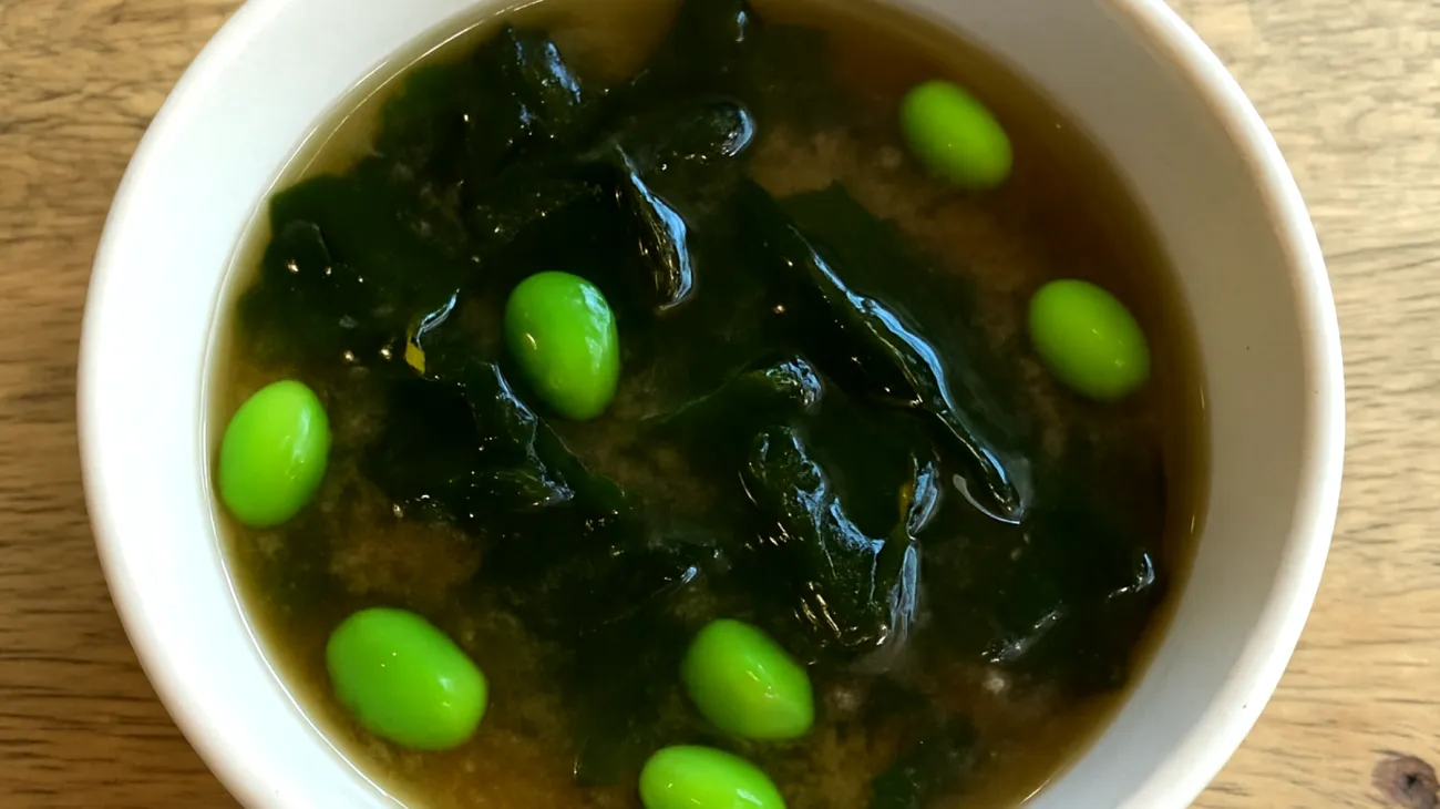 Miso-Suppe mit Wakame-Algen und Edamame"