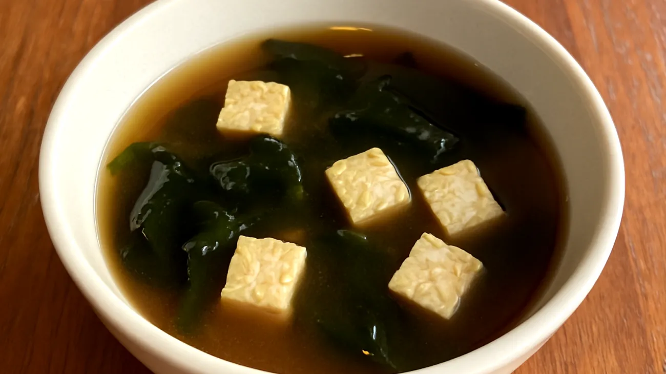 Miso-Suppe mit Wakame-Algen und fermentiertem Tempeh"
