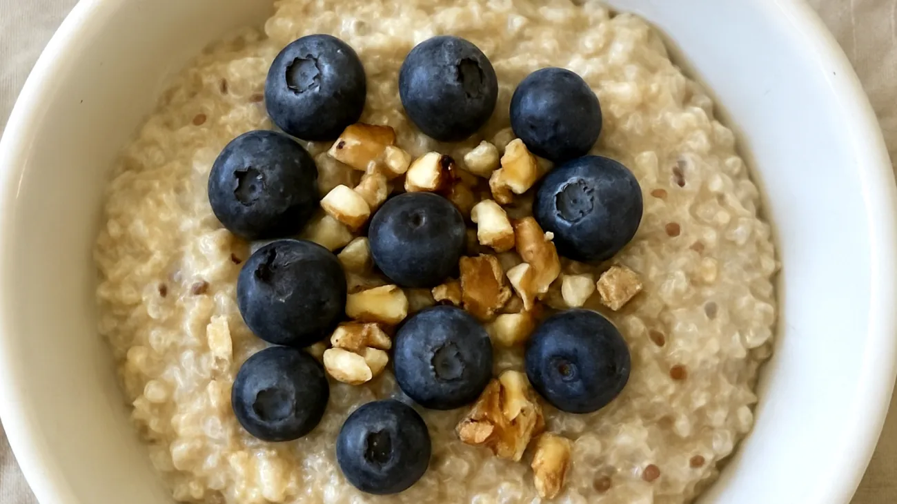 Quinoa-Buchweizen-Pudding mit Walnüssen und Blaubeeren"